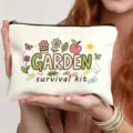 Vista dettagliata della pochette in tela bianca con grazioso stampa da giardino. - Tema Giardino (3)