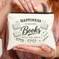Detalle de bolsa de maquillaje de lona con diseño de estampado gráfico de lectura de libros. - Estilo de Estampado Libros Gafas