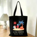 Schwarze Canvas Tragetasche mit süßem Sommer Strand Design und personalisiertem Text. - Sommerlehrer Stil (05) / L