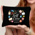 Schwarze Kosmetiktasche aus Leinen mit Self-Care-Druck, süßes Mäppchen und praktisches Etui. - Self Care Stil