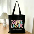 Borsa tote in tela nera con simpatica stampa cartoon da amante del caffe e ampio spazio capiente. - Amante del Caffè (02)