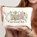 Dettaglio in primo piano della borsetta con cerniera in tela bianca con grafica. - Tema Sposa (2)