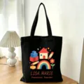 Schwarze Canvas Tragetasche Detail mit buntem Lehrer Druck und Schreibtisch Szene. - Preschool Teacher Stil (01) / L