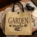 Jutetasche Detailansicht mit robustem Naturmaterial und stilvollem Vintage Garten Druck. - Garten Modus (3)