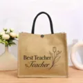 Detailansicht einer Jute-Tragetasche mit Lehrer-Text und Tulpen-Druck, grosse Kapazitaet. - Botanischer Druck Stil Eins