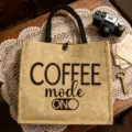 Detailansicht der Jute-Einkaufstasche mit Kaffeemotiv, geräumige Leinentasche im stilvollen Retro-Stil. - Kaffee Modus (2)