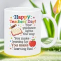 Tazza da caffe in ceramica bianca con testo di auguri colorato per insegnanti e simpatiche icone. - Stile 20 / 350ml