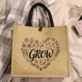Grosse Jute Tragetasche mit botanischem Herz Druck und inspirierendem Text für den Alltag. - Pflanzenwachstum Stil (16)
