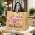 Detailansicht der niedlichen Bleistift Jute Tasche im schönen gemütlichen Café. - Lehrerleben Regenbogen Stil (14)