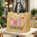 Detailansicht der Jute-Lehrertasche mit niedlichem Cartoon-Bleistift-Druck und stabilen Henkeln. - Bunter Stift Lehrer Stil (13)