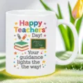 Vista dettagliata di tazza in ceramica bianca con design stampato Happy Teachers Day e grafica. - Stile 9 / 350ml