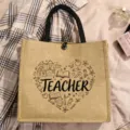 Detailaufnahme der Jute-Tragetasche für Lehrer mit niedlichem Doodle-Druck und schwarzen Henkeln. - Allgemeiner Lehrer Stil (7)