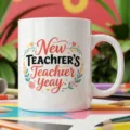 Vue détaillée d'une tasse en céramique blanche avec des citations de professeurs et fleurs. - Style Nouvelle Année de l'Enseignant (10) / 350ml Paquet Unique