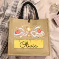 Nahaufnahme der personalisierten Jutetasche mit tollem Schulbedarf Aufdruck und Name. - Trophäe Apfel Kombination Stil (9)