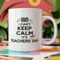 Vista detallada de taza de cerámica blanca con citas inspiradoras para profesores y motivos. - 350ml / Estilo 5