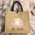 Personalisierte Jute-Tragetasche Detailansicht mit süßem Katzenprint, ideales Lehrergeschenk. - Stil 4