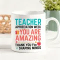 Tazza da caffè in ceramica bianca con testo motivazionale della settimana di apprezzamento dei docenti - Confezione regalo tazza singola / Stile Illustrazione Festiva