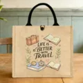 Nahaufnahme der stilvollen Jute Lunchtasche mit dekorativem Reise Motiv und Griff. - Reise Erkunden Stil (11)