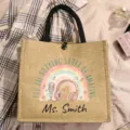 Personalisierte Jute-Tragetasche mit Regenbogen-Grafik und individuellem Namensaufdruck. - Stil 2