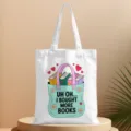 Vista dettagliata della borsa di tela estetica con grafica di libri e stampa. - Stile 08