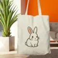 Vista dettagliata della borsa di tela con una simpatica stampa di coniglio nel soggiorno. - Stile Coniglio Bianco (10)