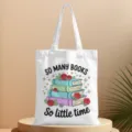 Borsa tote in tela con stampa di pila di libri e dettagli di testo in primo piano. - Stile 09