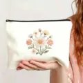 Weißer Kosmetikbeutel aus Segeltuch mit zartem besticktem Blumenbukett, Reißverschlusstasche. - Stil 19