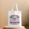 Borsa shopper in tela bianca con grafica di libri retro e citazione di lettura per uso quotidiano. - Stile 11