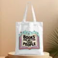 Vista dettagliata della borsa tote in tela bianca con grafica di libri rétro e citazione. - Stile 12