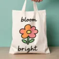 Detailansicht einer stilvollen weißen Canvas-Tragetasche mit schönem floralem Print. - Buntes Blumen-Stil (01)