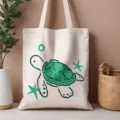 Dettaglio borsa shopper in tela con stampa di tartaruga verde e stella marina su sfondo neutro. - Stile con Stampa Tartaruga Marina Verde e Stella Marina (21)