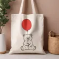 Borsa tote in tela vista dettaglio con simpatico orso cartoon e palloncino rosso, minimalista. - Stile Orso Abbraccio (16)