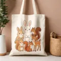 Dettaglio ravvicinato della borsa in tela beige con simpatici animali del bosco per uso quotidiano. - Festa Animali (12)