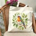 Vista dettagliata della bellissima borsa in tela con stampa di uccello su una sedia. - Design n. 12
