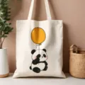 Vista dettagliata della borsa di tela con panda carino in una scena di vita quotidiana. - Stile Panda (07)