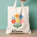 Detailansicht der Baumwolltasche mit buntem Blumenmuster und stilvollem bloom Aufdruck. - Bunter Blüte-Stil (12)
