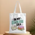 Vista dettagliata della borsa di tela bianca con stampa grafica a tema libri e lettura. - Stile 14