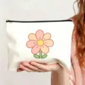 Weißer Canvas Kosmetiktasche Detail mit süßem Blumenmuster und schwarzem Reißverschluss. - Stil 9