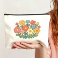 Detailansicht einer weißen Canvas Kosmetiktasche mit buntem Retro Blumenprint und Reißverschluss. - Stil 8