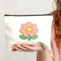Nahaufnahme der weißen Canvas Kosmetiktasche mit gesticktem rosa Blumenmuster Detail - Stil 5