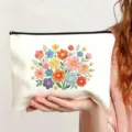 Nahaufnahme einer bestickten Canvas Kosmetiktasche mit Blumenmuster, Reißverschluss. - Stil 4