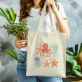 Nahaufnahme Detail der Segeltuchtasche mit Aquarell Meereslebewesen Oktopus und Seestern. - Stil 12