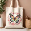 Dettaglio di una borsa in tela con stampa colorata di farfalle e fiori ad acquerello. - Stile con Stampa Farfalla Colorata e Corona di Fiori di Ciliegio (18)