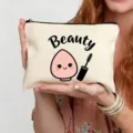Gros plan détail de la trousse de maquillage en toile avec motif beauté mignon et fermeture éclair. - Style Beauty (20)