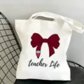 Primo piano della borsa shopper in tela bianca con grazioso motivo a matita teacher life. - Penne Rosso Vino Stile 13 / 35x40cm