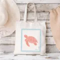 Nahaufnahme einer weißen Segeltuch-Tragetasche mit einem süßen rosa Schildkröten-Print. - Rosa Schildkröte / 35x40cm