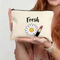 Gros plan sur la trousse de toilette en toile avec imprimé marguerite et rouge à lèvres. - Style Fresh (14)