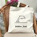 Weisse Segeltuchtasche mit einem niedlichen Delfinsprung Grafikdesign fuer den Alltag. - Delfin Sprung Stil / 35*40cm