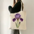 Nahaufnahme Detail der Canvas Tragetasche mit elegantem lila Irisblumen botanischem Druck. - Lila Iris (10) / 35x40cm