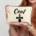 Gros plan détail de trousse de maquillage en toile zippée avec impression cool usage quotidien. - Style Cool (13)
